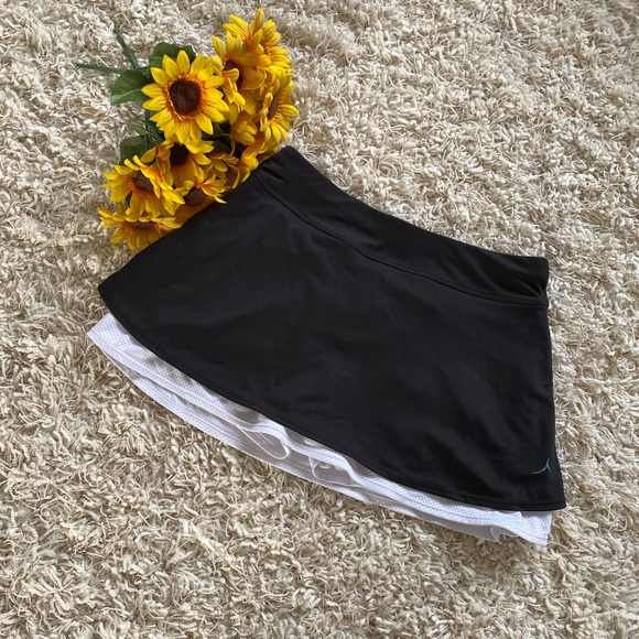 Adorable black and white tennis skirt - Picture 1 of 3